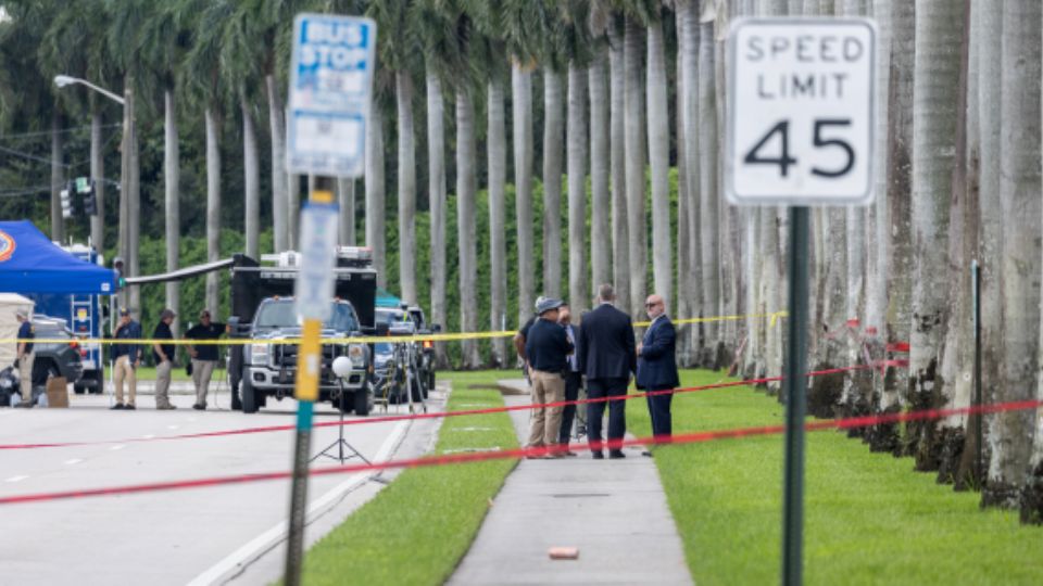 Los oficiales revisan el Trump International Golf Club en West Palm Beach, Florida, Estados Unidos.