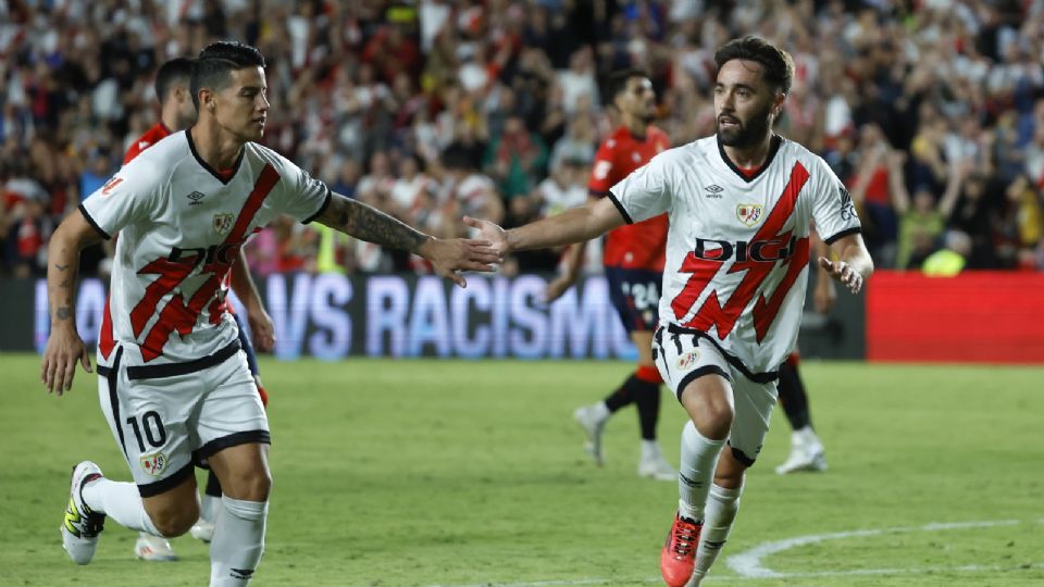 Unai López (d) celebra su gol con James Rodríguez (i) durante el partido de LaLiga entre el Rayo Vallecano y Osasuna que disputaron en el estadio de Vallecas