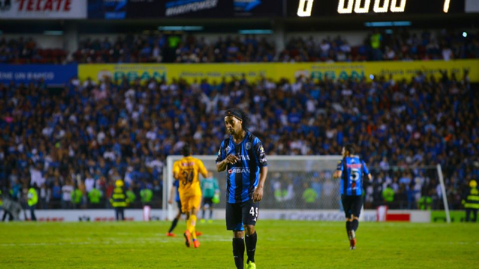 Ronaldinho falló su primer penal en México ante Tigres