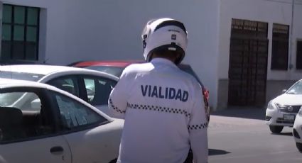 Despiden a tránsito por robar celular a conductor durante accidente en Torreón