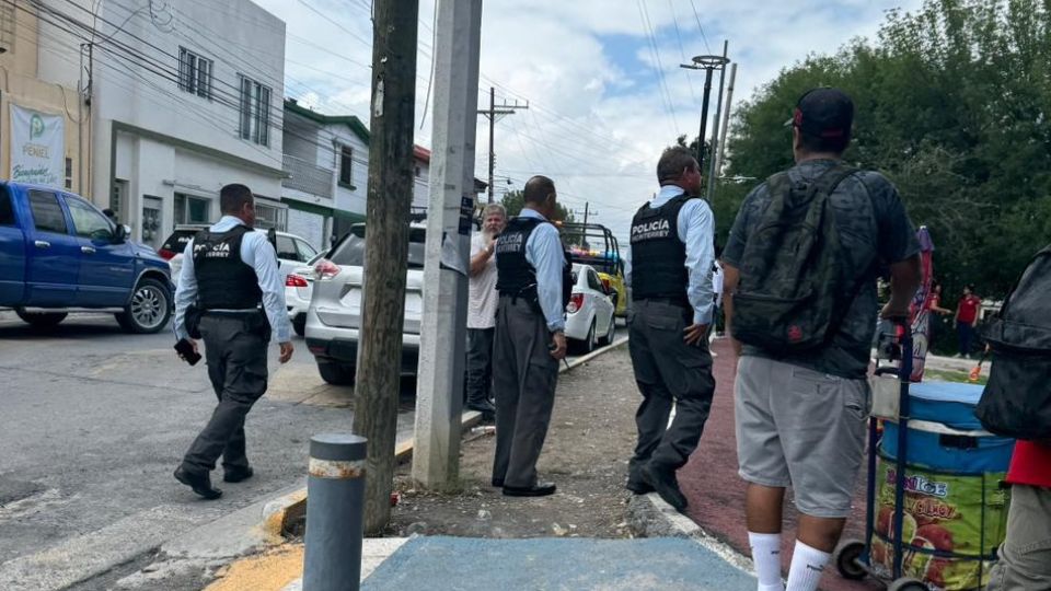 Elementos de la Policía de Monterrey en los alrededores de la preparatoria