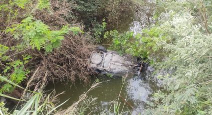 Vuelca vehículo y cae a la presa La Boca en Santiago, Nuevo León