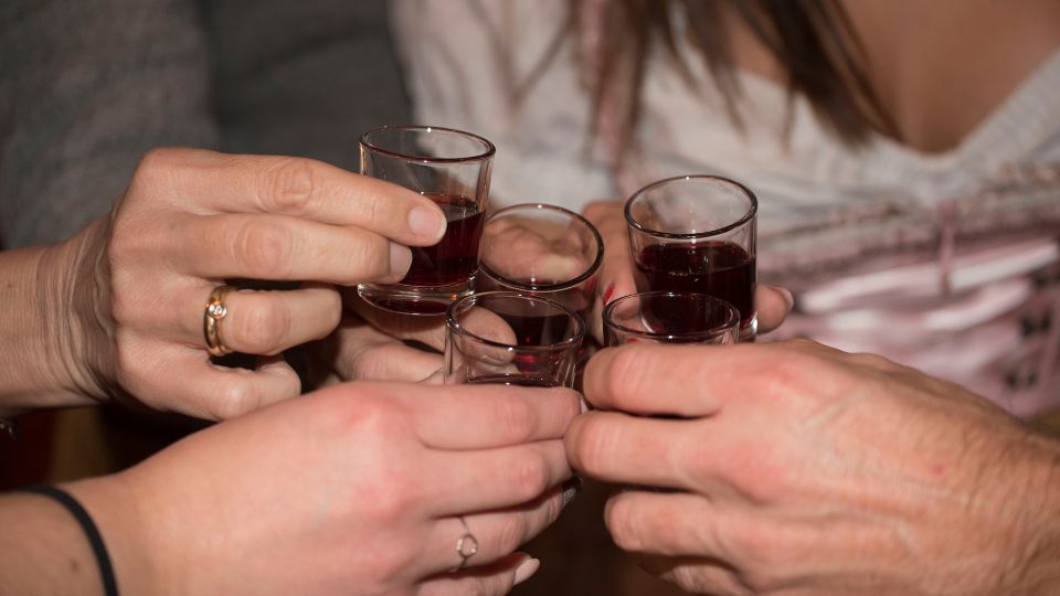 Personas beben alcohol durante una reunión