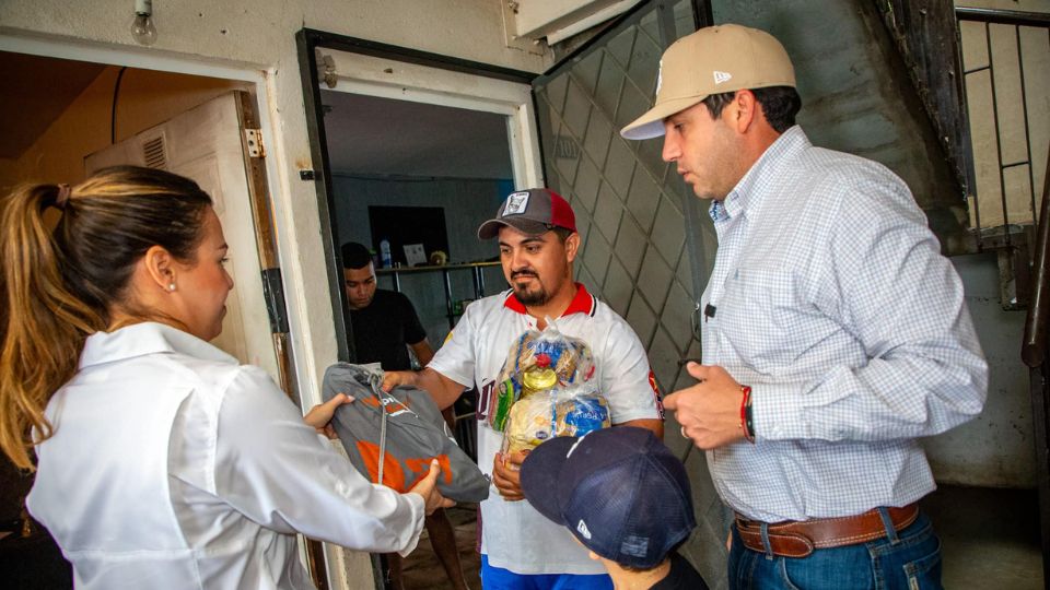 Dan despensas a familias afectadas por lluvias en Ciénega de Flores | Facebook / Raúl Cantú