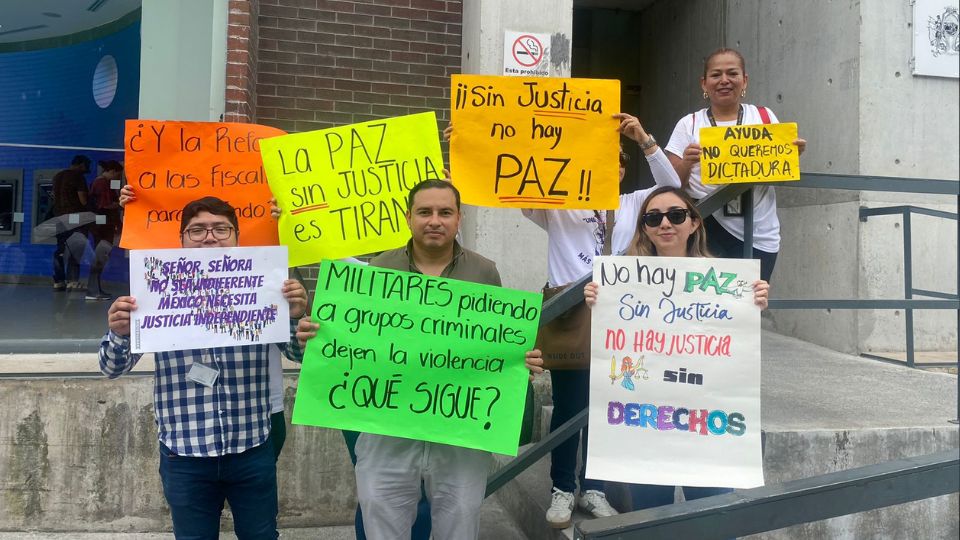 Con pancartas en mano, los trabajadores se manifestaron contra la polémica reforma judicial