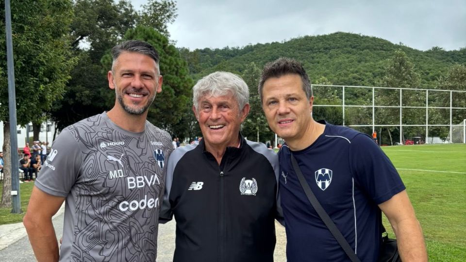 Bora Milutinovic junto a Martin Demichelis, técnico de Rayados, y José Antonio Noriega, presidente deportivo del Monterrey en El Barrial