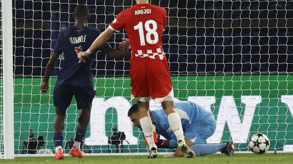 El portero Paulo Gazzaniga de Girona anota un gol en propia meta para el 1-0 durante el partido de fútbol de la Liga de Campeones de la UEFA entre el Paris Saint-Germain y el Girona FC.