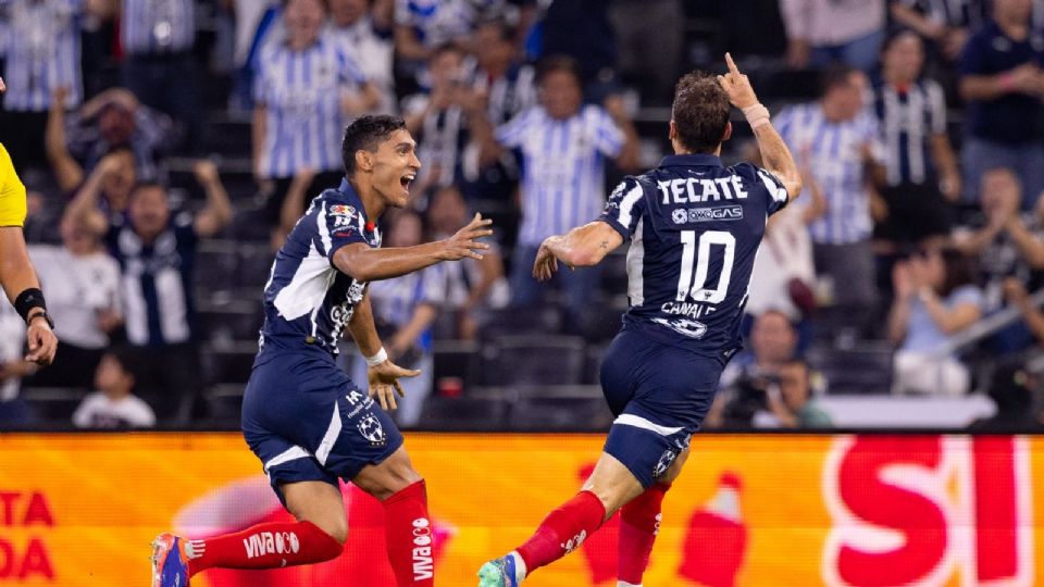 Fidel Ambriz celebra junto a Sergio Canales uno de sus goles frente a Juárez en el Estadio BBVA