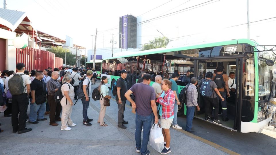 Usuarios suben a Transmetro