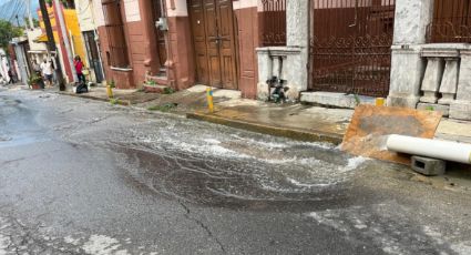 Ignora AyD venero en calle Matamoros; vecinos reclaman por desperdicio de agua