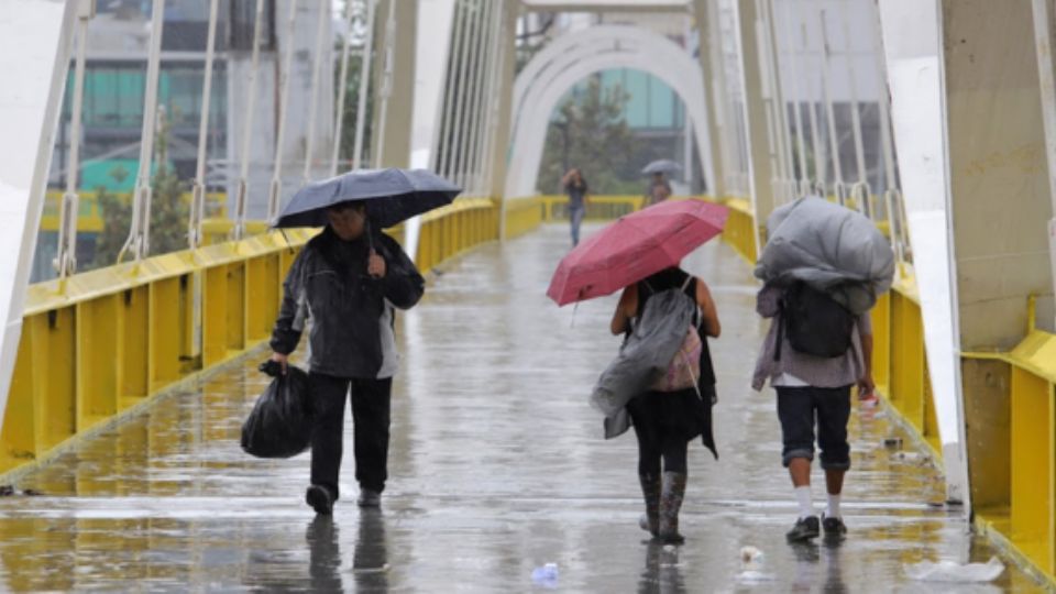 Personas caminan bajo la lluvia en Monterrey