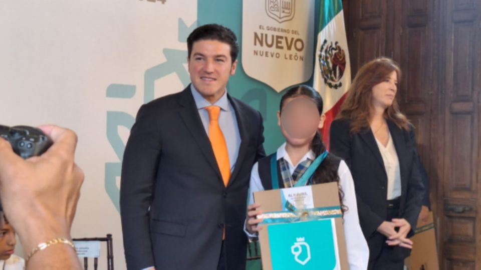 Samuel García se toma la foto con estudiante reconocida