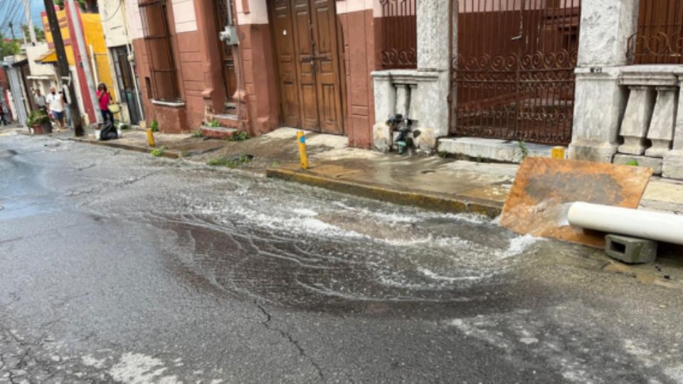 Desperdicio de agua en la calle Matamoros