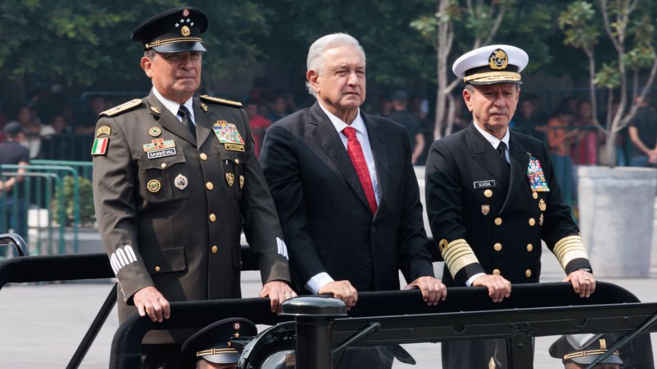 Presidente Andrés Manuel López Obrador (centro) en el desfile conmemorativo al Día de la Independencia