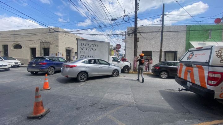 Choque entre 2 autos congestiona vialidad en centro de Monterrey