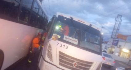 Mujer pierde un brazo tras choque entre transportes de personal en Santa Catarina