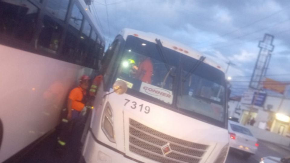 Pasajera pierde un brazo tras choque de unidades de transporte de personal.