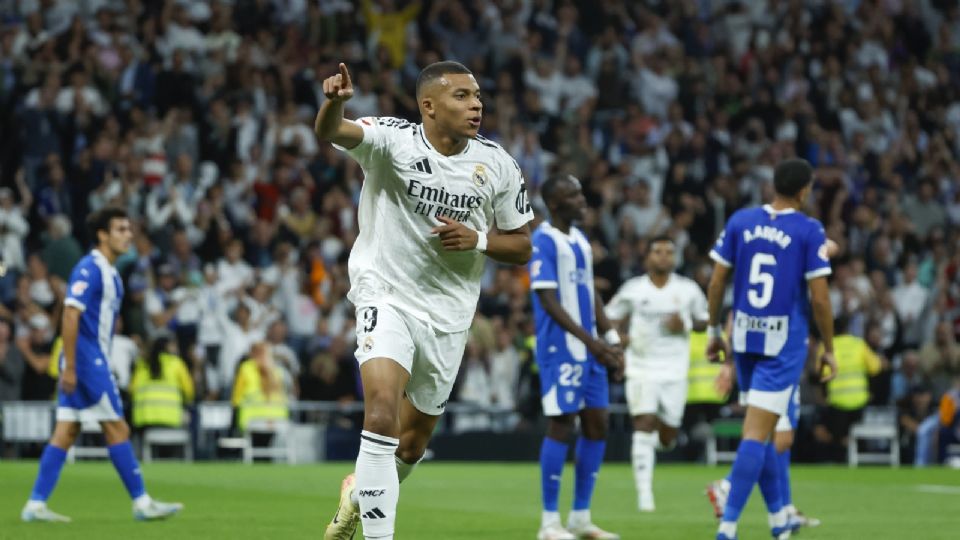 El delantero francés del Real Madrid, Kylian Mbappé, celebra el segundo gol del equipo madridista frente al Alavés