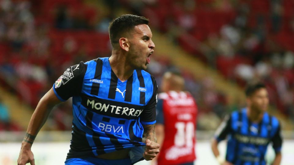 Sebastián Vegas celebra un gol con Rayados enfrentando a Chivas en el Estadio Akron