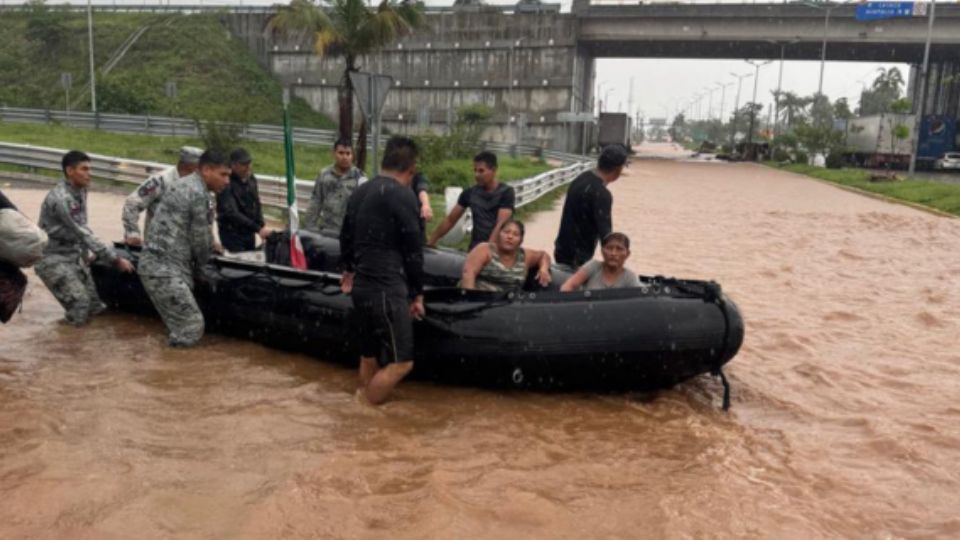 Personal de la Sedena rescatando a damnificados del huracán John en Acapulco, Guerrero.