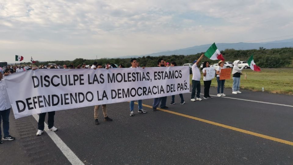 Manifestantes bloquean carretera de Tamaulipas.