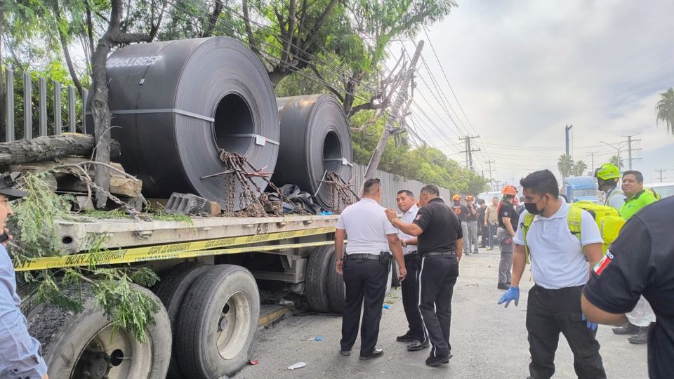 Tráiler se impacta contra parada de camión en Apodaca