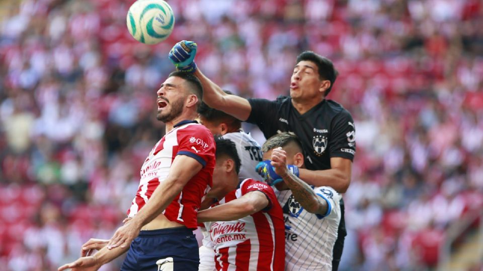 Demichelis busca la victoria en el Akron: Rayados visita a Chivas con bajas importantes