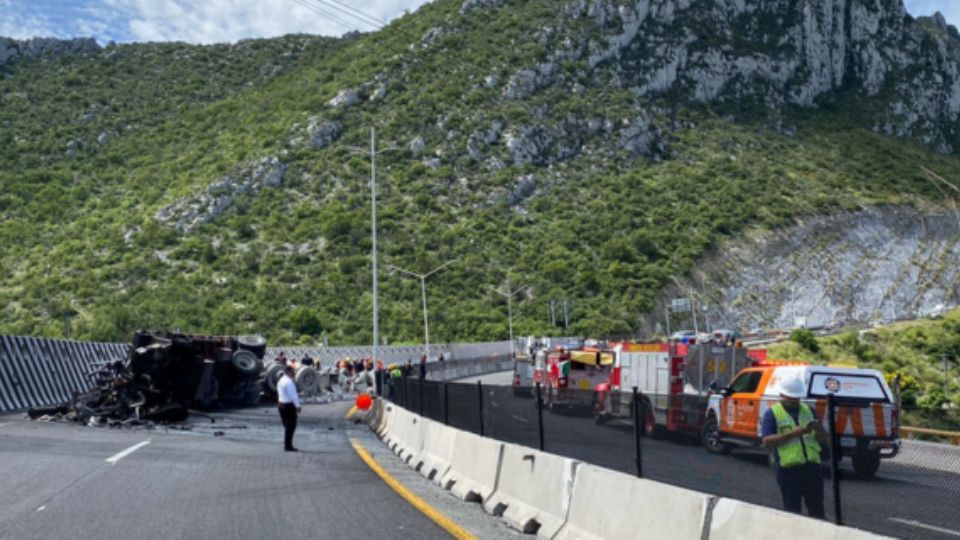 Tráiler arrolla a trabajadores y se incendia en la autopista Saltillo - Monterrey.