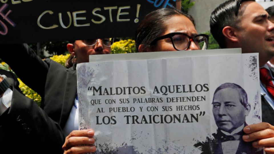 Mujer sostiene un cartel durante una protesta en contra de la reforma impulsada por el oficialismo | EFE/Mario Guzmán