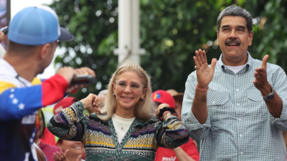 Nicolás Maduro (d), y su esposa Cilia Flores asisten a un acto público en Caracas |  EFE/ Miguel Gutiérrez