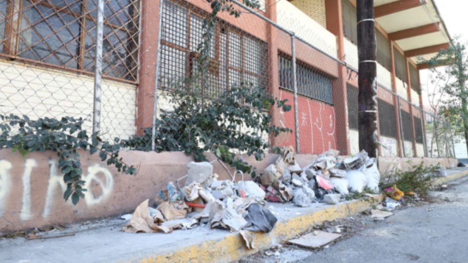 Desperdicios fuera de escuela en Monterrey