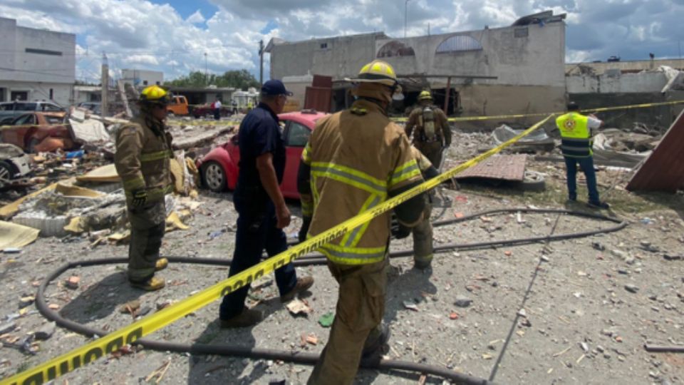 Bomberos acordonan zona de la explosión en Reynosa