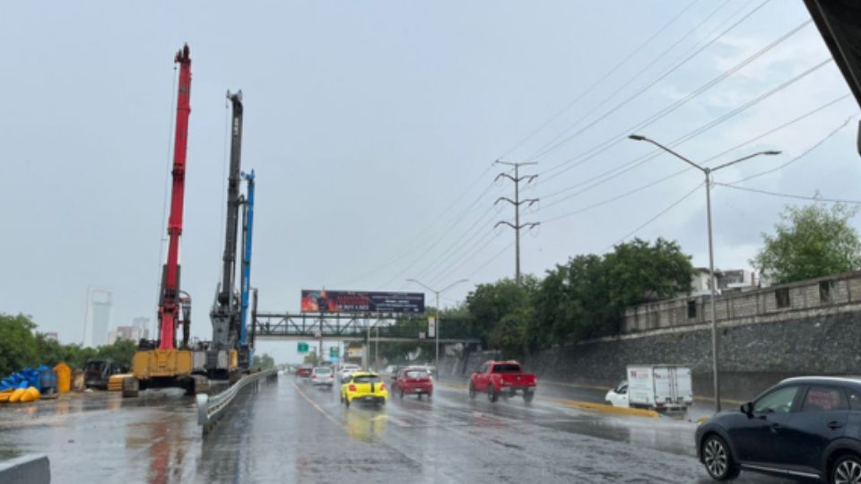 Llueve en la Av. Morones Prieto, Monterrey.