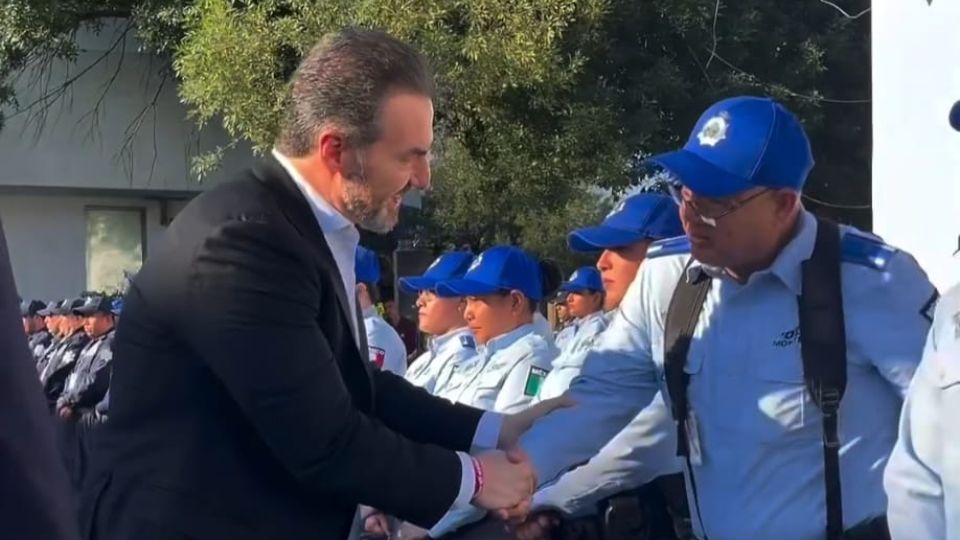 Adrián de la Garza saluda a elemento de la policía de Monterrey