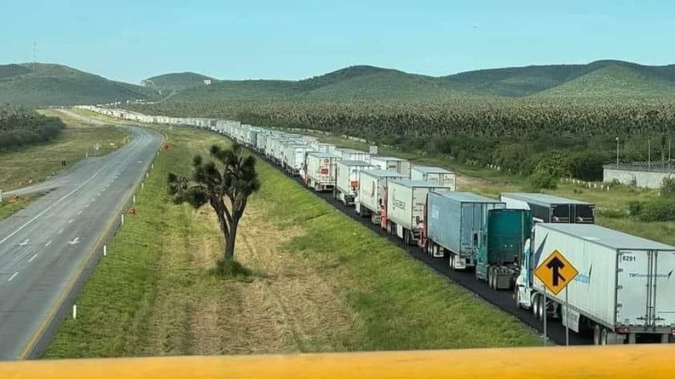 Embotellamiento en la Autopista Monterrey-Nuevo Laredo