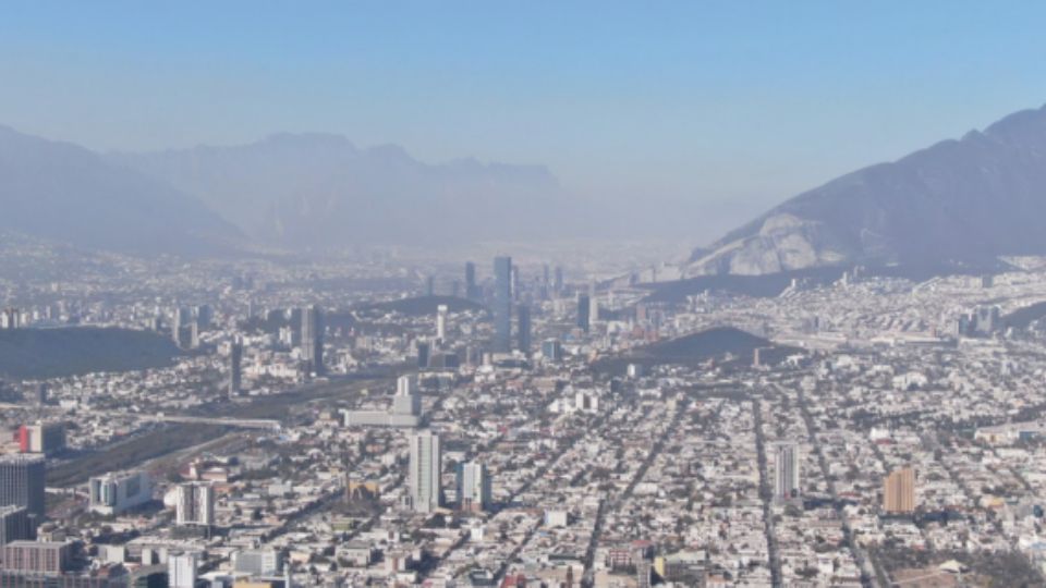 Inversión térmica propicia mala calidad del aire en Monterrey.