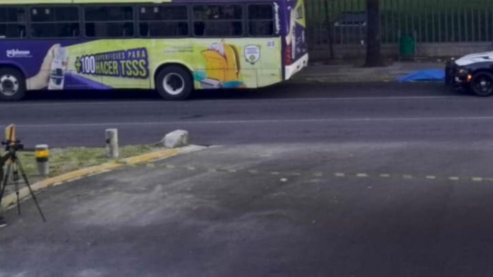 El accidente tuvo lugar en el cruce de la avenida Lázaro Cárdenas con Pedro R. Vázquez, a la altura de la colonia Valle del Mirador.