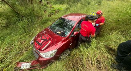 Conductora pierde el control y cae al lecho del río Santa Catarina