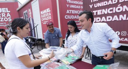 Manuel Guerra Cavazos entrega útiles escolares a vecinos de García