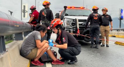 Rescatan a 2 personas en el lecho del río Santa Catarina, en Monterrey