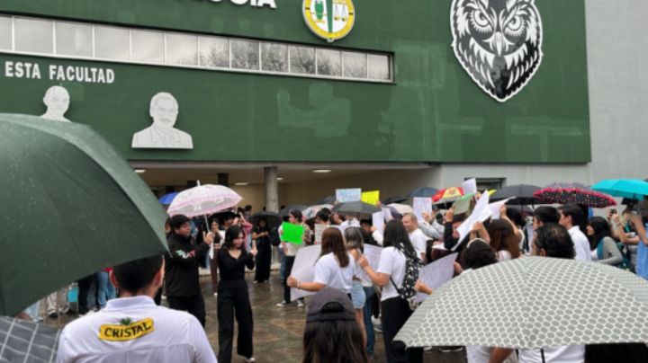 Alumnos de FACDyC de la UANL protestan contra la reforma judicial de AMLO