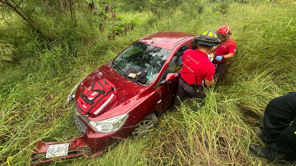 Automóvil accidentado en el río Santa Catarina