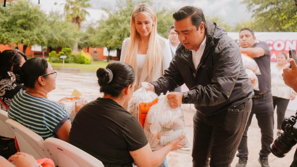 Jesús Nava entrega despensas a adultos mayores