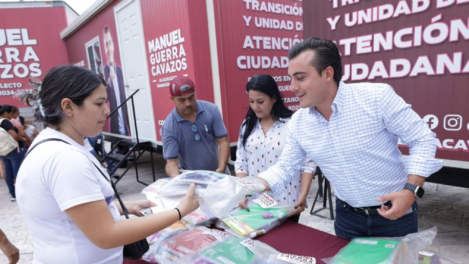 Manuel Guerra Cavazos en la entrega de útiles.