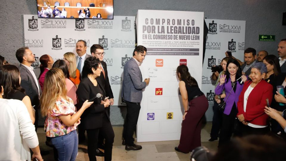 Firma de compromiso por la legalidad en el Congreso del Estado