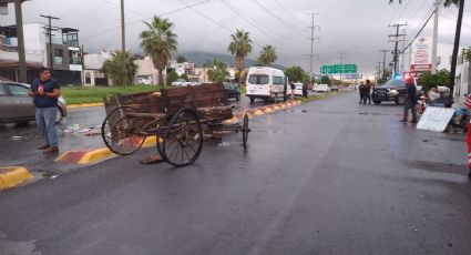 Papá e hija que viajaban en carretón, son impactados por vehículo en Monterrey