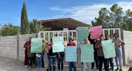 Padres protestan en escuela de Mier y Noriega, exigen mejores maestros