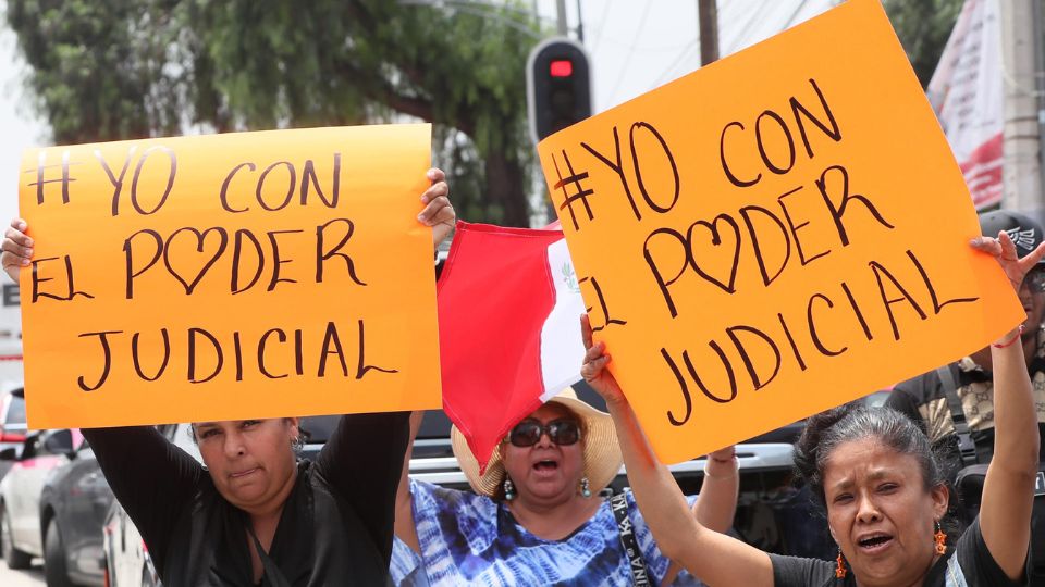 Trabajadores del poder judicial protestaron el miércoles afuera de la Cámara de Diputados, en la Ciudad de México | EFE/Mario Guzmán