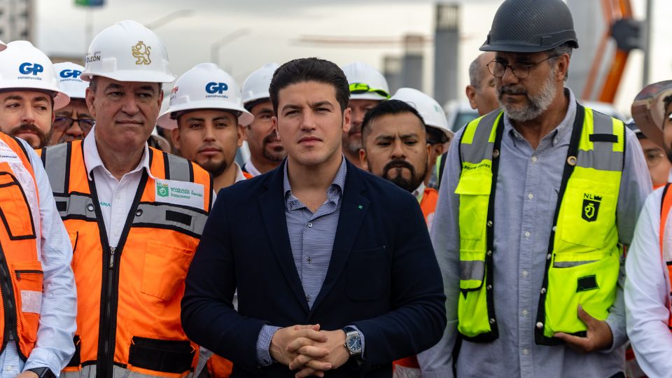 Samuel García y funcionarios junto a trabajadores de la construcción