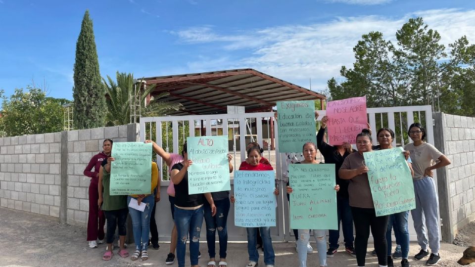 Padres y madres hacen paro en primaria de Mier y Noriega